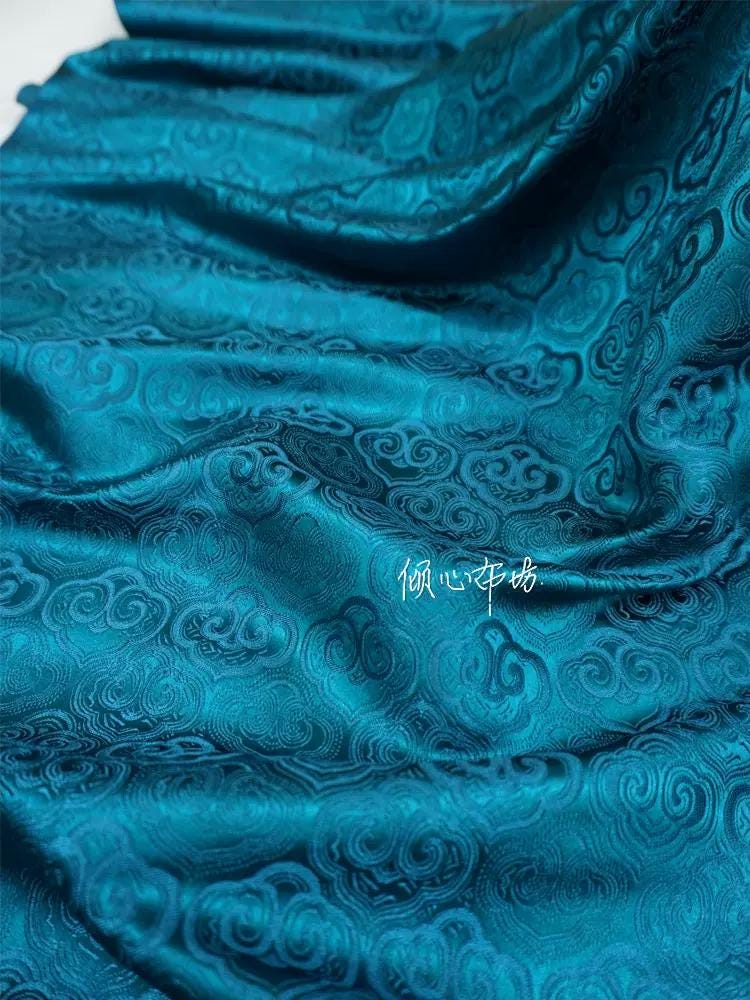 Tissu brocart nuageux : jacquard de soie et rayonne, tissu pour costumes
