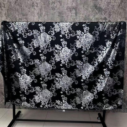 Tissu brocart jacquard noir : motif floral blanc nacré en relief, 150 cm de large