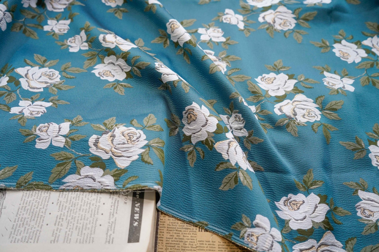 Tissu jacquard à motif floral bleu : tissu d'ameublement métallisé en relief, 160 cm de large