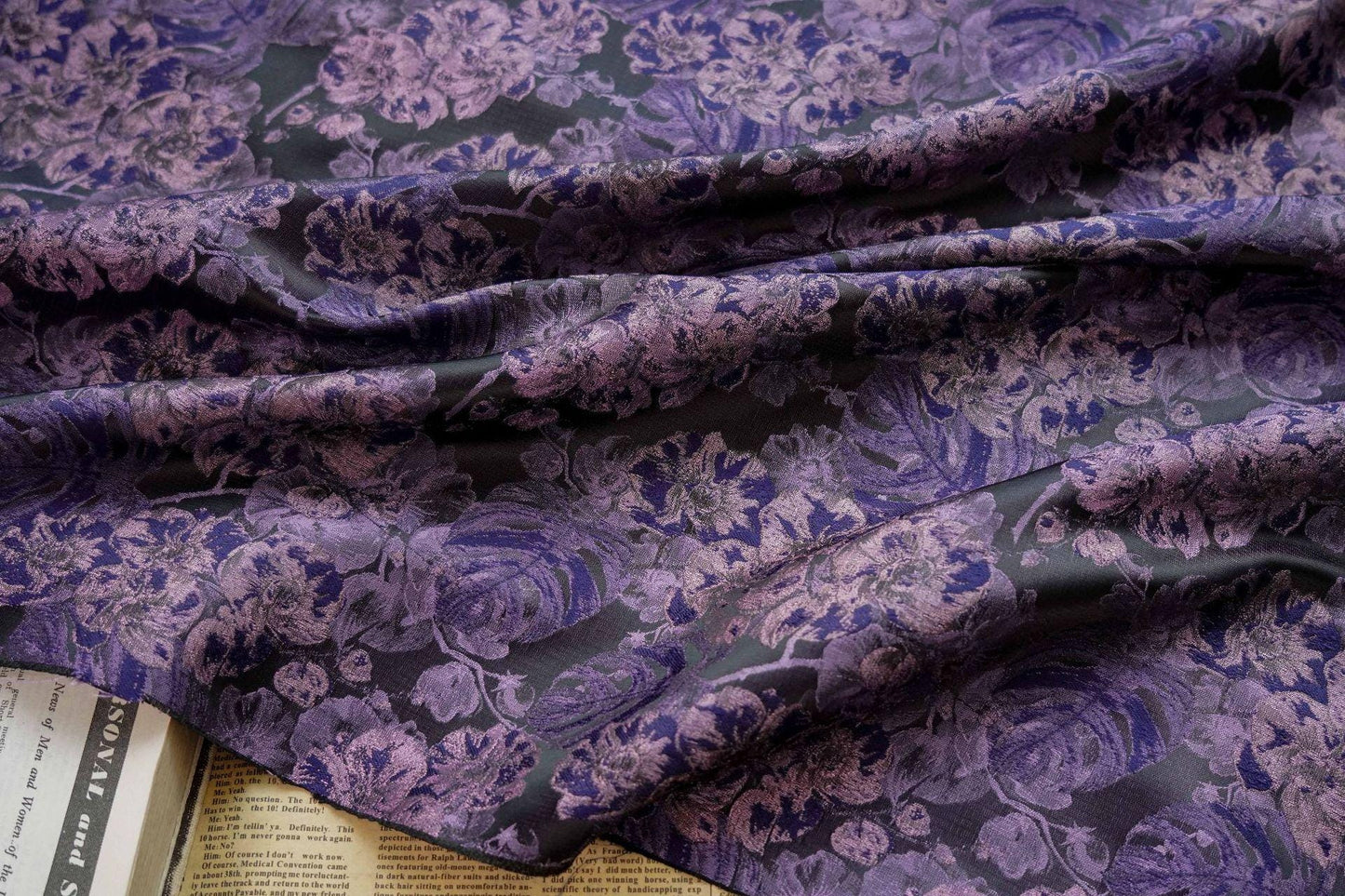 Tissu jacquard à motifs floraux violets : tissu teint en fil de 152 cm de large pour la couture et l’ameublement