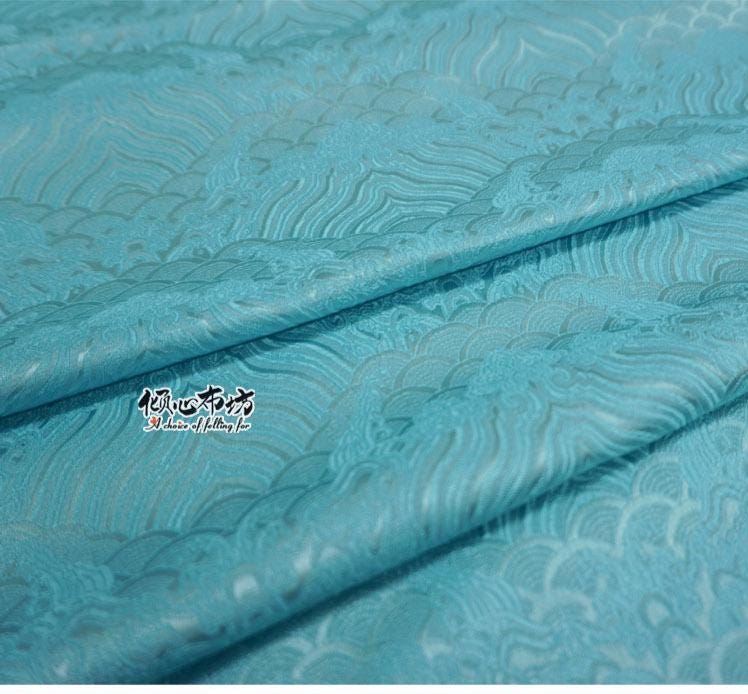 Tissu brocart à motif vagues turquoise : jacquard de soie et rayonne, 74 cm de large