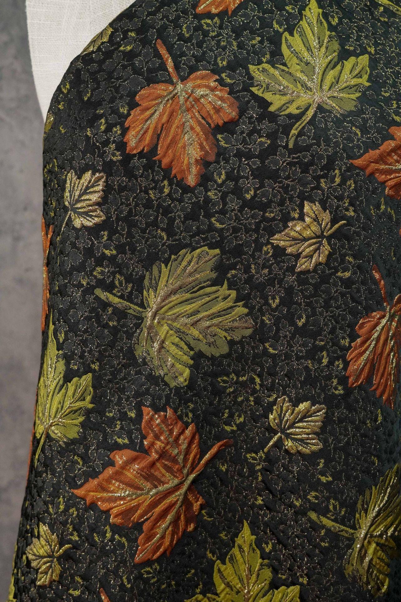 Tissu jacquard brocart vintage : motif feuille d’érable en relief et fils dorés, 152 cm de large