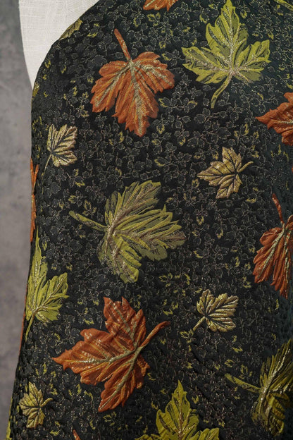Tissu jacquard brocart vintage : motif feuille d’érable en relief et fils dorés, 152 cm de large