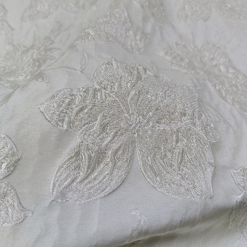 Tissu jacquard blanc à motifs floraux : matière texturée 3D pour robe de mariée, 152 cm de large