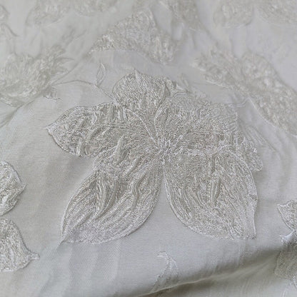 Tissu jacquard blanc à motifs floraux : matière texturée 3D pour robe de mariée, 152 cm de large