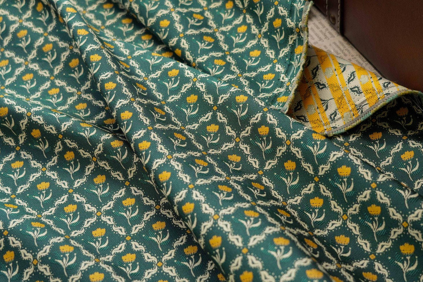 Tissu jacquard tulipe tissé : textile vintage double face, 160 cm de large