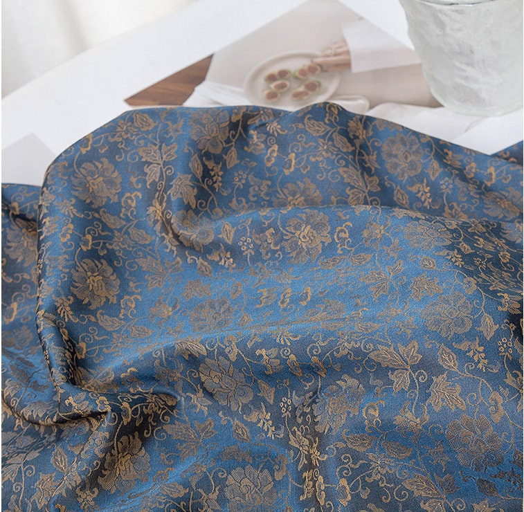 Tissu damassé jacquard pivoine paon : satin de soie thé, 150 cm de large