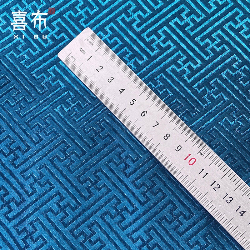 Tissu brocart chinois turquoise : motif frise, 150 cm de large, pour costumes et décoration