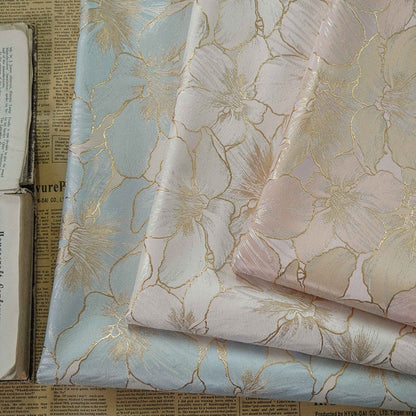 Tissu jacquard à broderie florale dorée : 162,5 cm de large. Idéal pour l’ameublement, les costumes et les rideaux. Vendu au mètre.