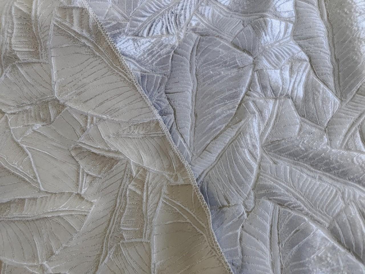 Tissu jacquard à motif de feuilles en relief 3D : matériau d'ameublement marron antique et argent