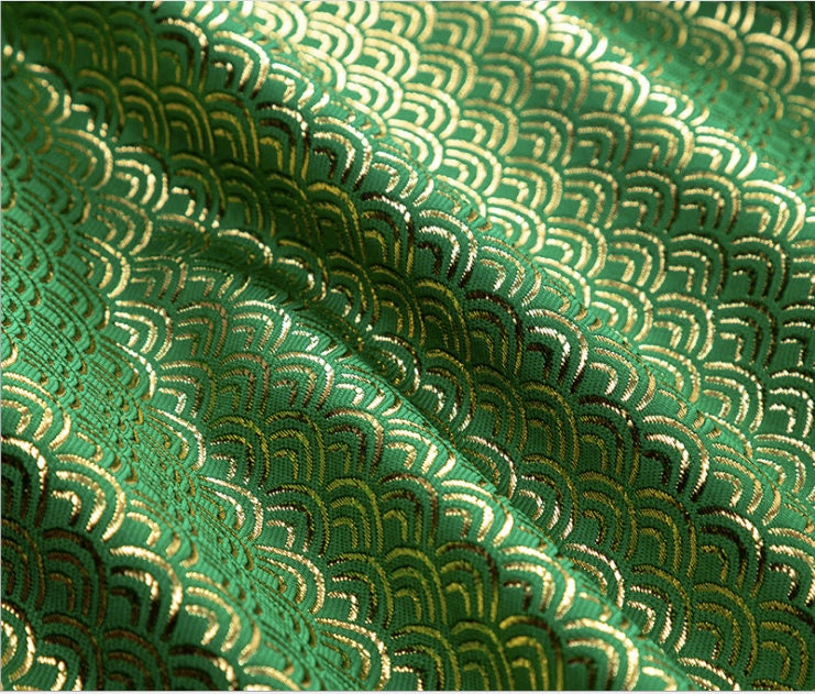 Tissu brocart floral : motif romantique français à écailles de poisson, mélange de soie et de rayonne