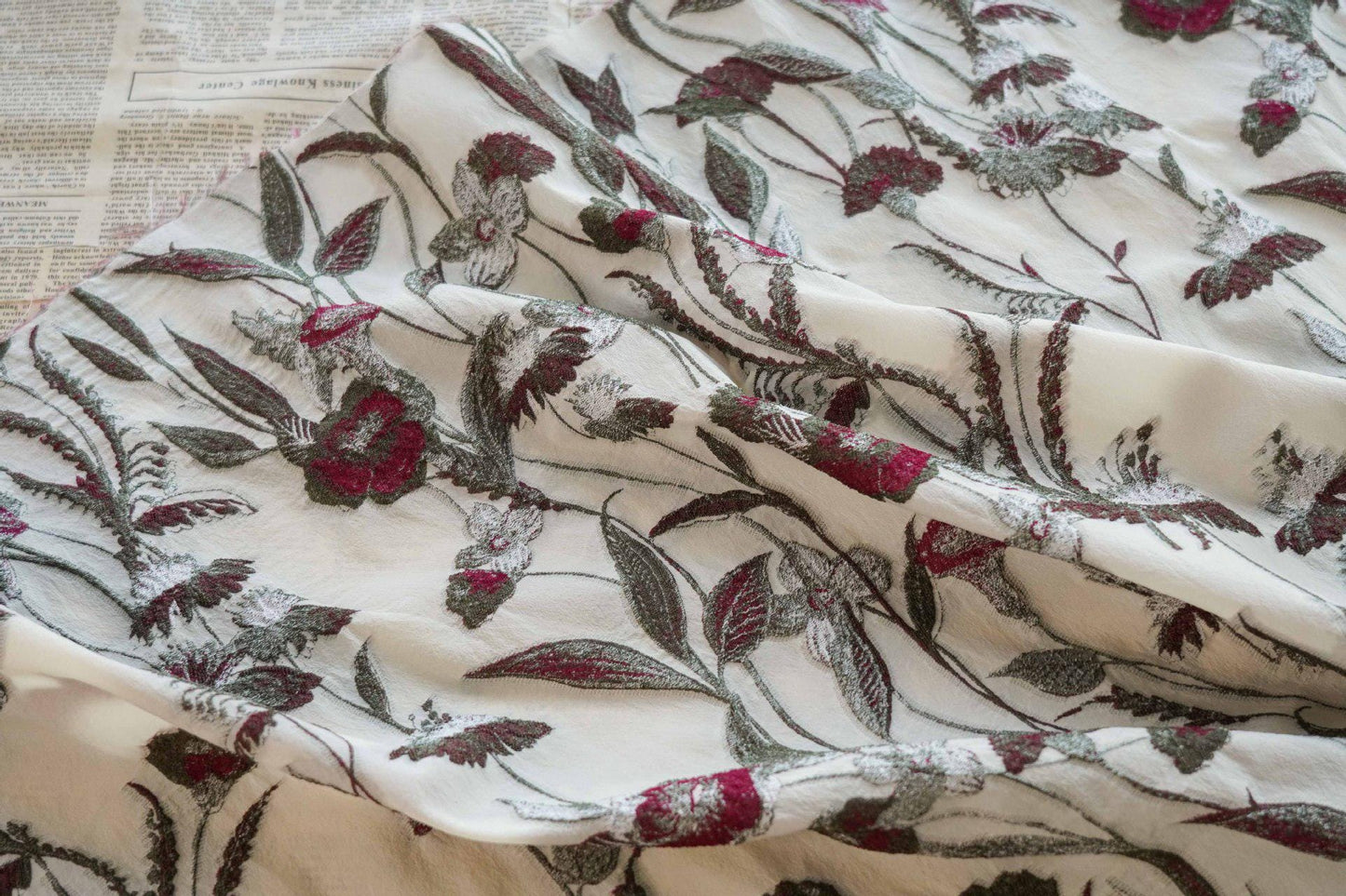 Tissu jacquard à motif floral : texture 3D, largeur 127 cm (50 po) - Vendu au mètre
