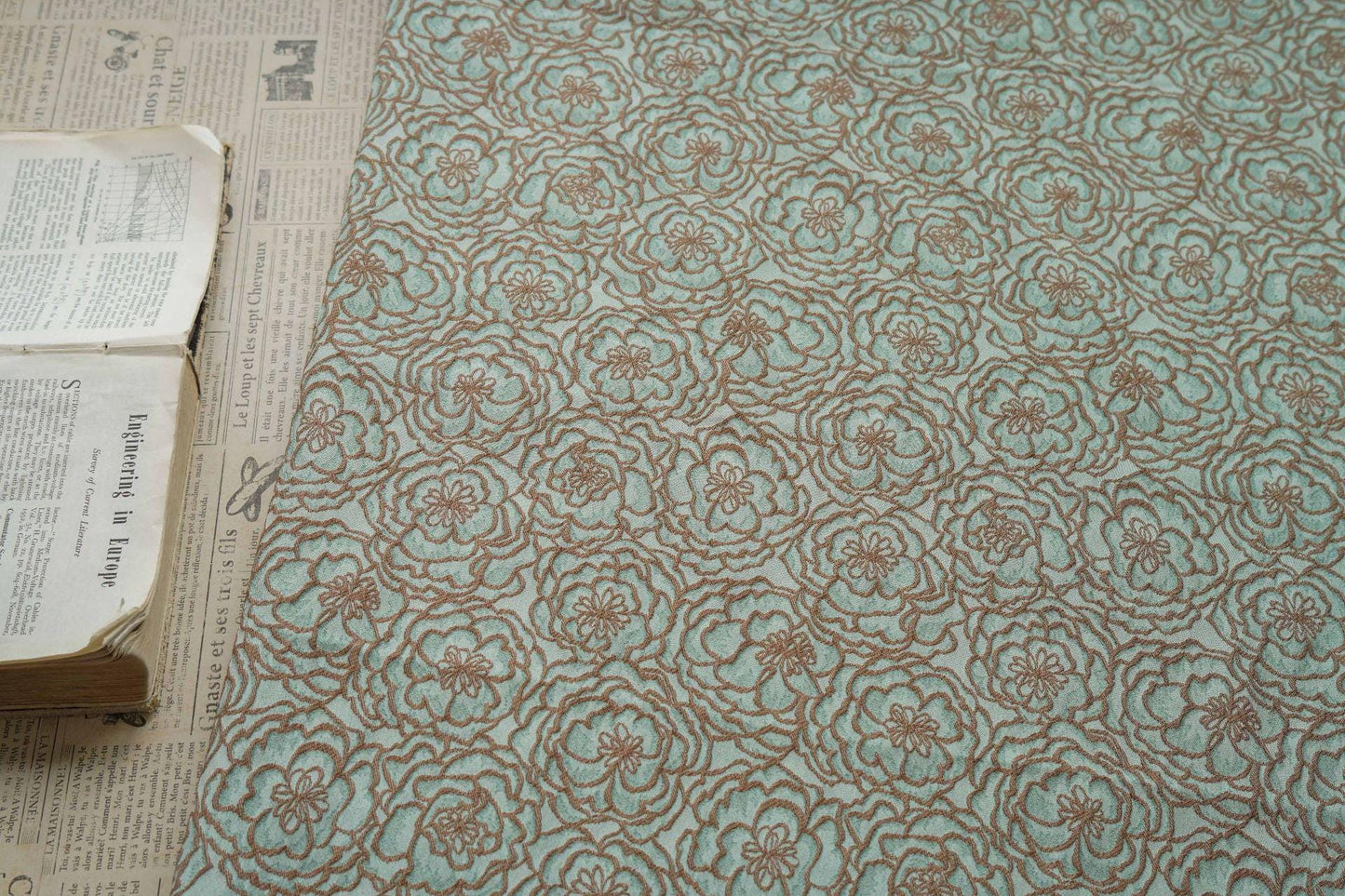 Tissu jacquard floral à fil doré : ameublement 3D, costumes et couture - 140 cm de large