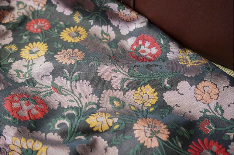 Tissu jacquard à motif floral : polyester texturé 3D, largeur 142 cm