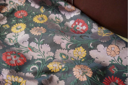 Tissu jacquard à motif floral : polyester texturé 3D, largeur 142 cm