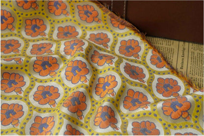 Tissu jacquard réversible : motif rétro orange en relief, 165 cm de large