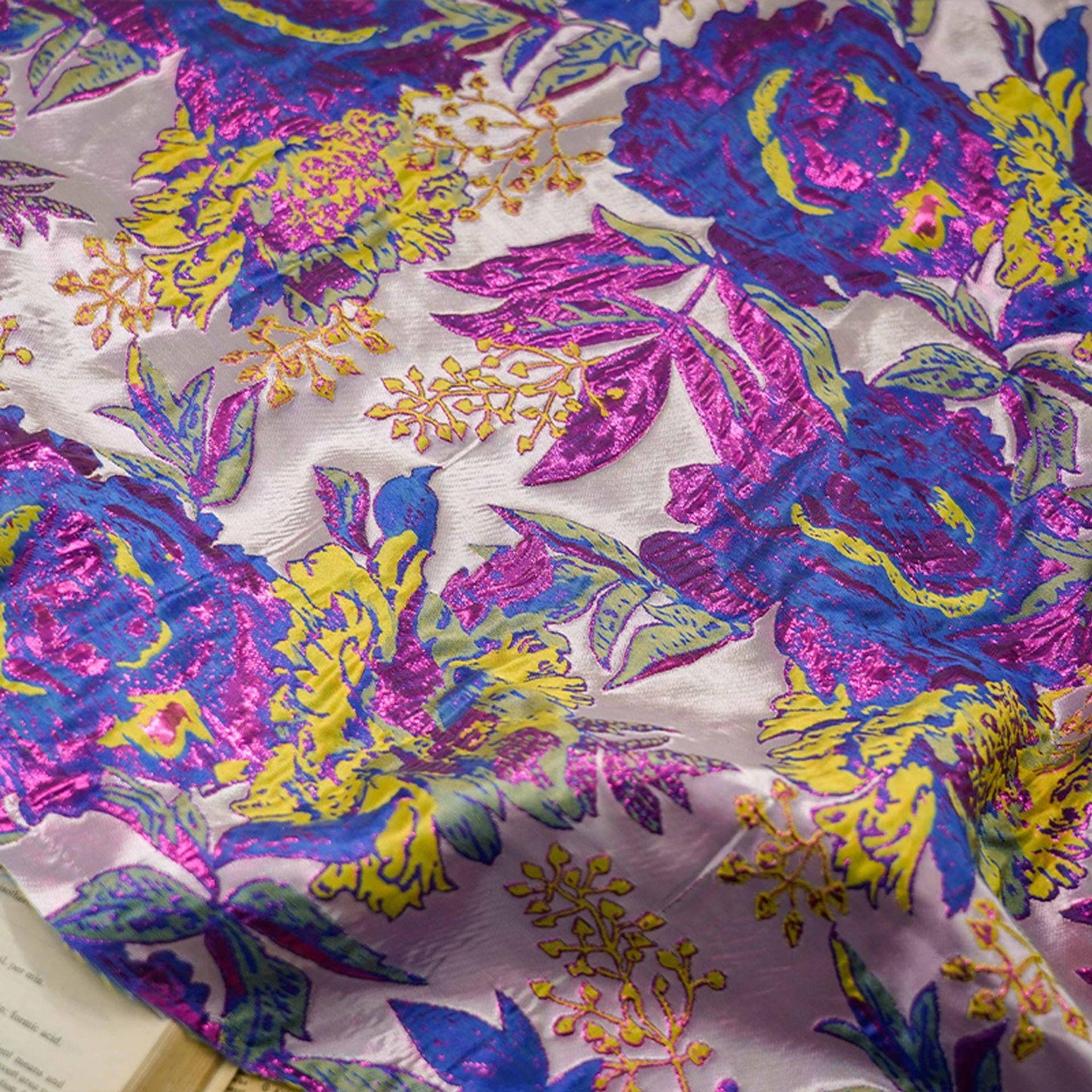 Tissu jacquard à fil doré : motif floral 3D violet et bleu, largeur 140 cm