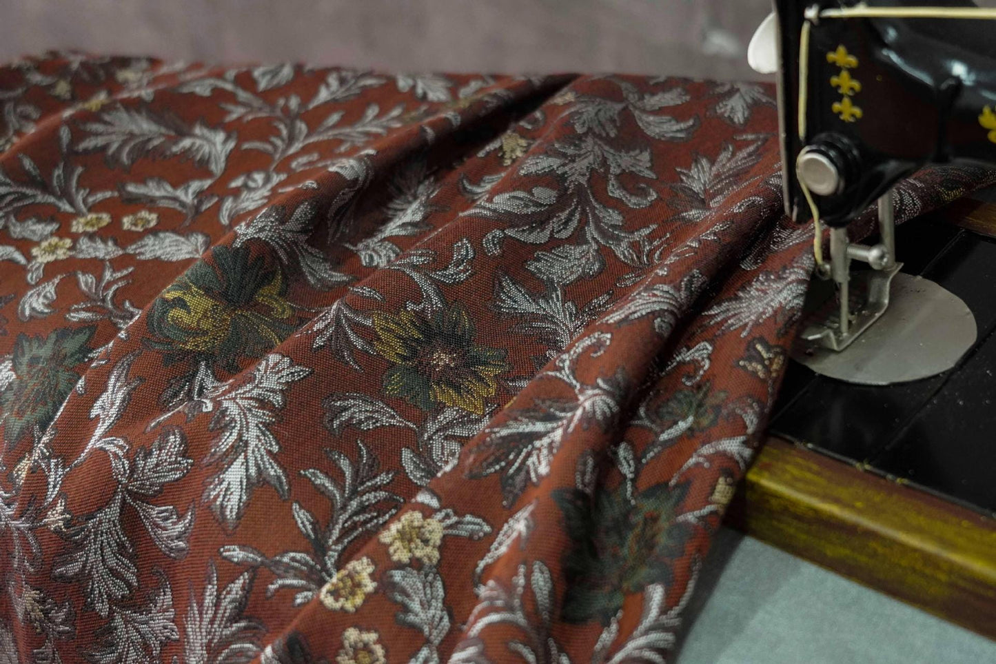 Tissu d'ameublement jacquard victorien : motif floral style édouardien, 147 cm de large