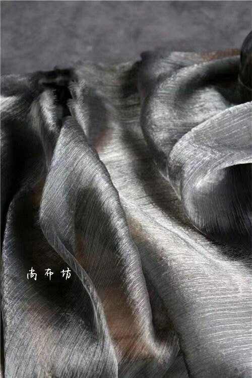 Tissu organza froissé métallisé argenté : texture 3D Gris Glacé, 150 cm de large