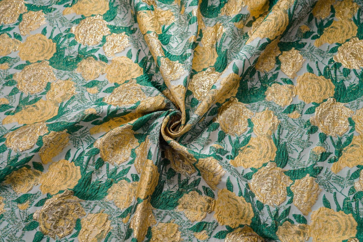 Tissu jacquard à motif floral et fils d'or : texture peinture à l'huile 3D, largeur 140 cm