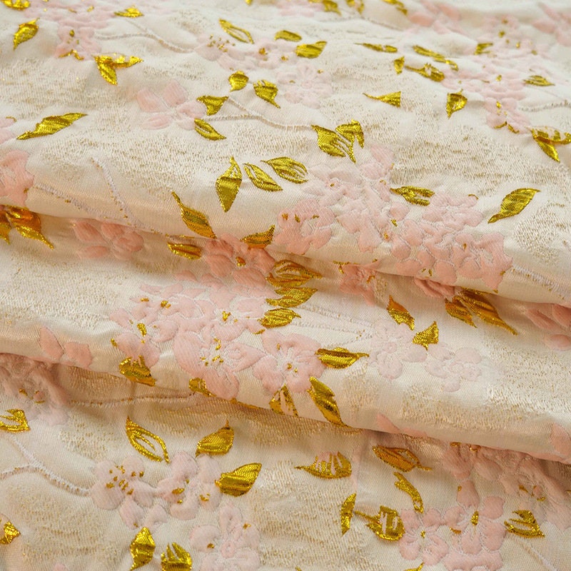 Tissu jacquard floral à fils dorés : 130 cm de large, pour l’ameublement et la confection de costumes
