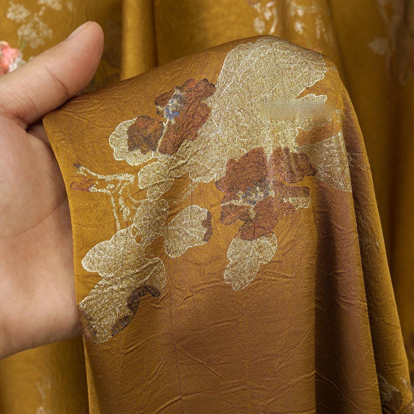 Tissu jacquard à motifs floraux dorés : acétate brillant pour la confection de vêtements