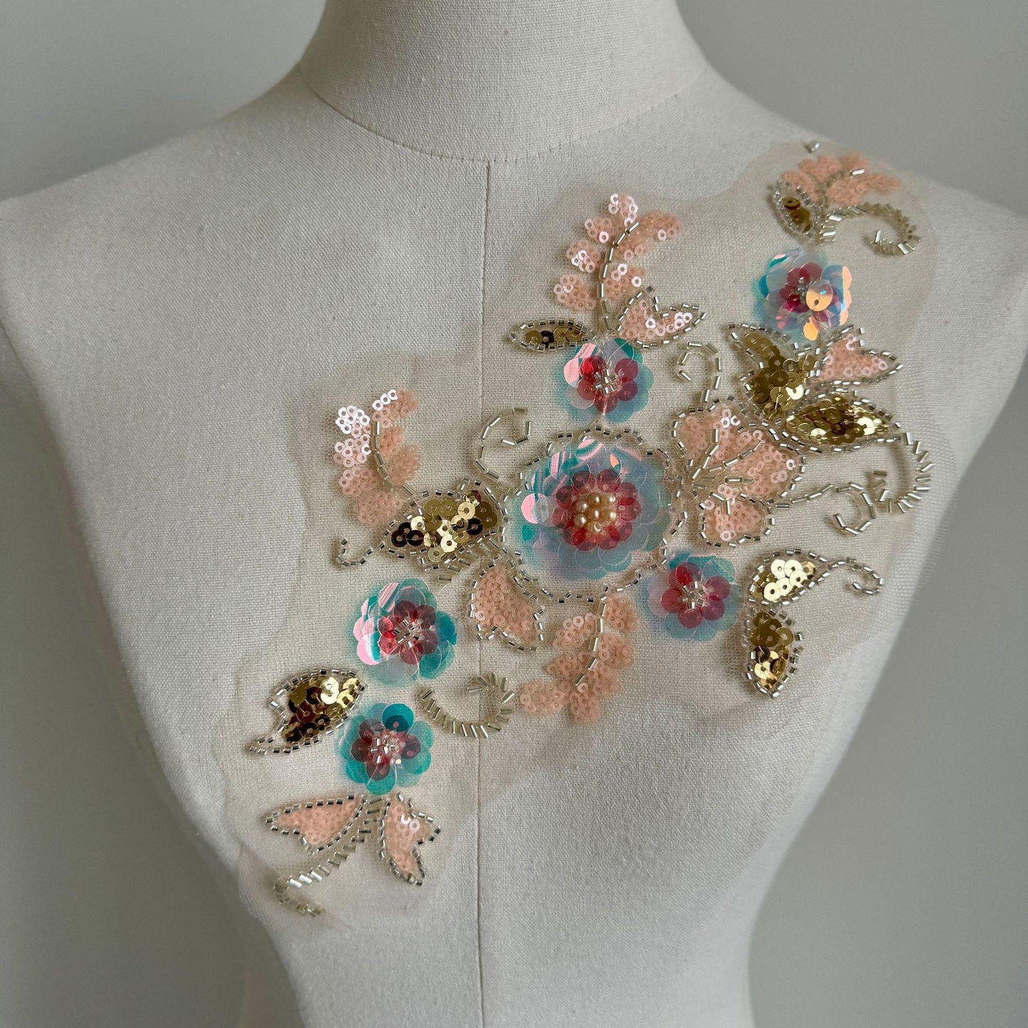 Applique florale 3D à sequins - Autocollant en tissu mesh brodé