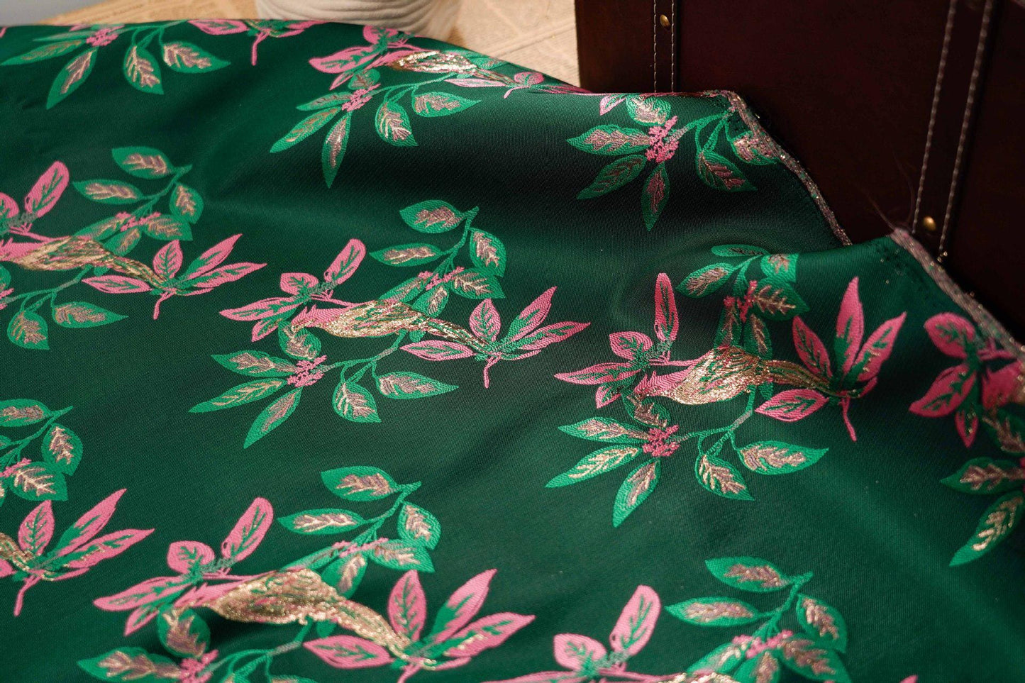 Tissu jacquard à fil doré : tissu 3D décoratif vert et noir, 165 cm de large