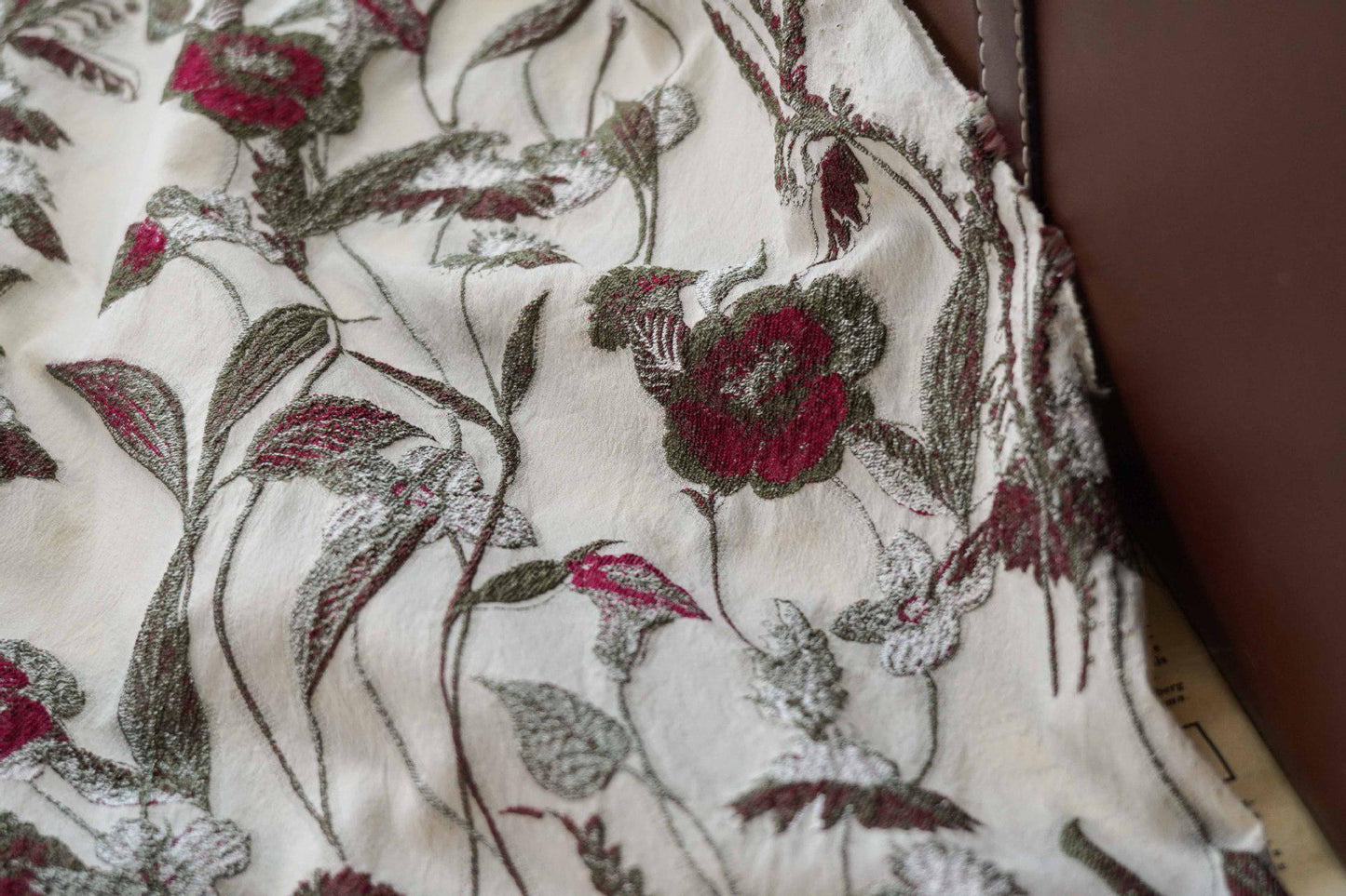 Tissu jacquard à motif floral : texture 3D, largeur 127 cm (50 po) - Vendu au mètre