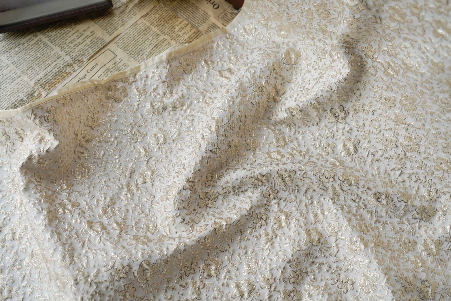 Tissu jacquard floral à fil doré : texture 3D, largeur 142 cm, pour l’ameublement et la confection de costumes.