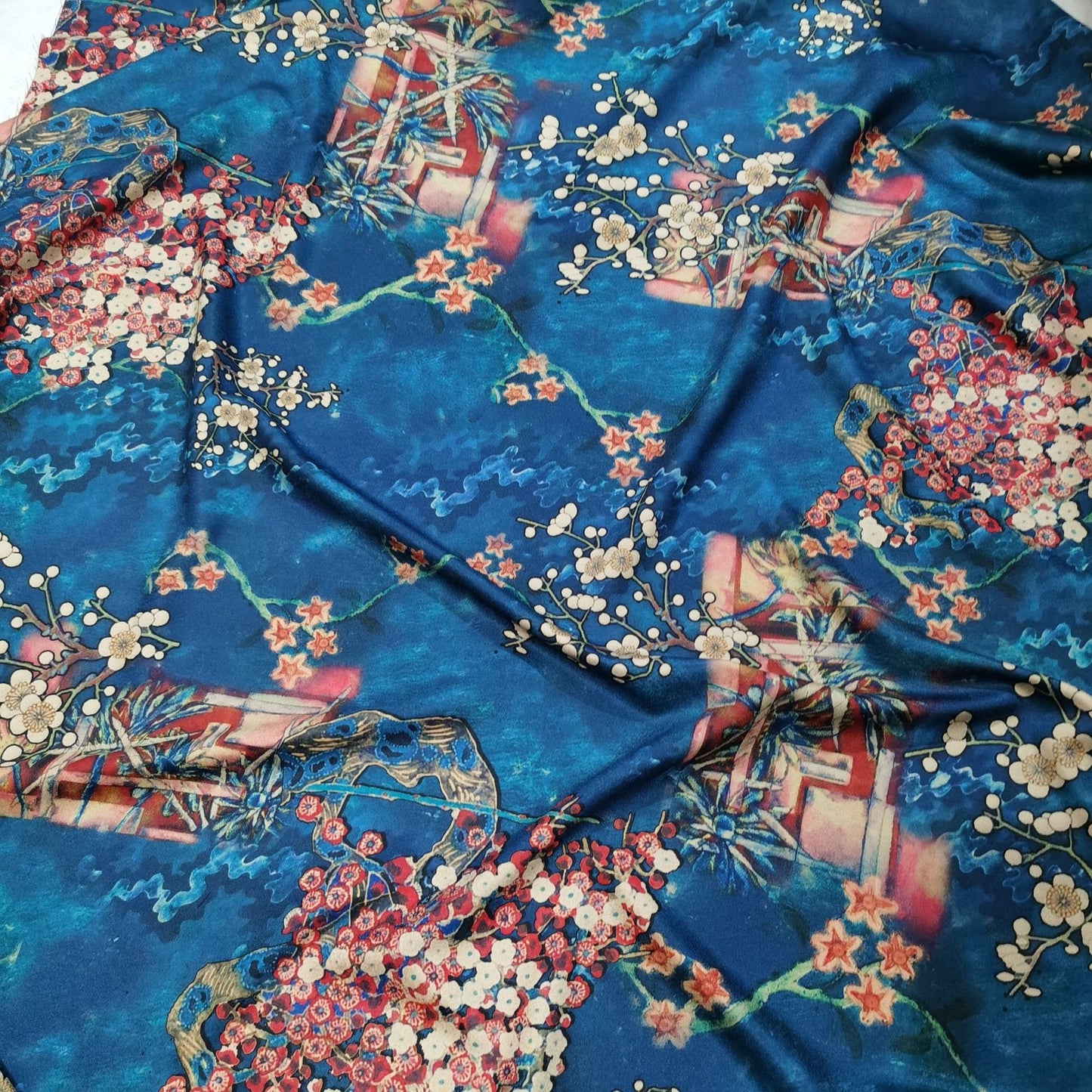 Tissu satin de soie turquoise : imprimé fleurs de prunier, 147 cm de large