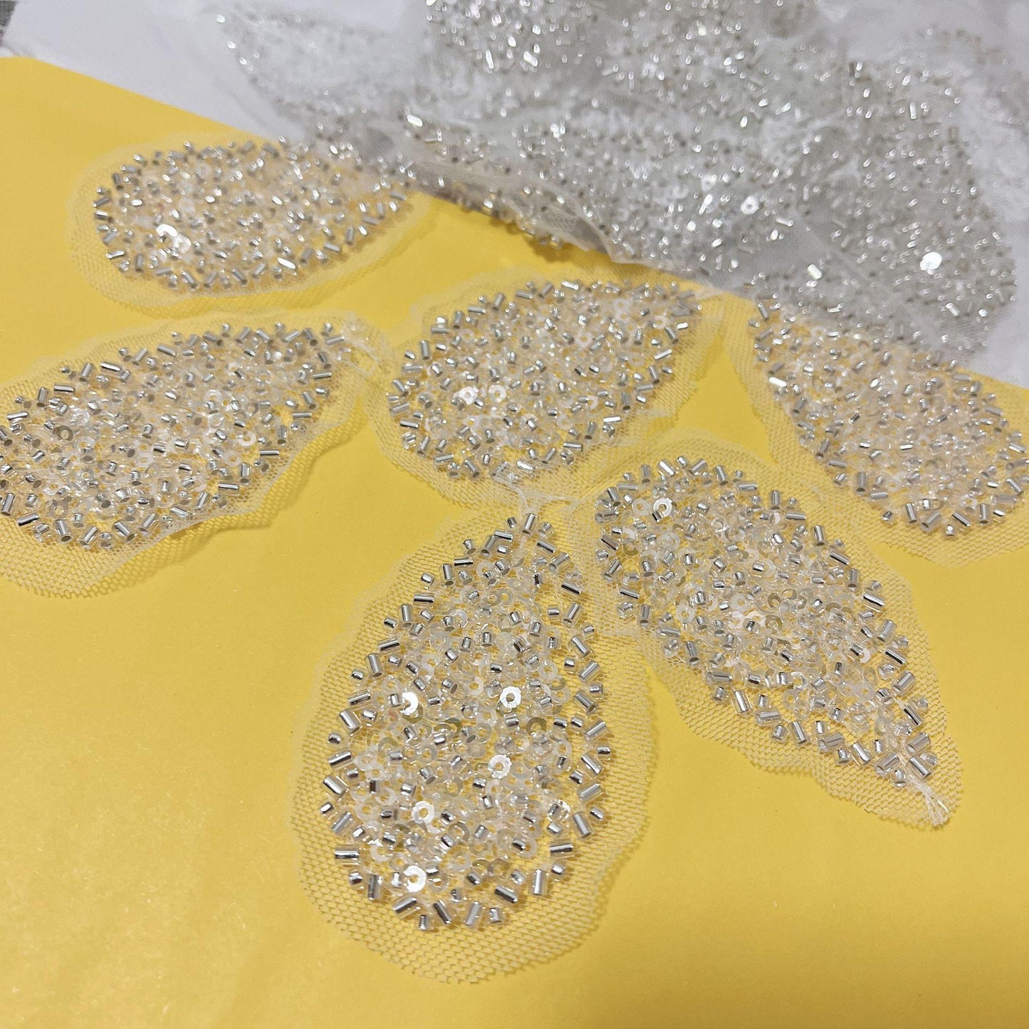 Appliques en dentelle à fleurs pailletées : accessoires de coiffure et de robe de mariée à faire soi-même (2 paires)
