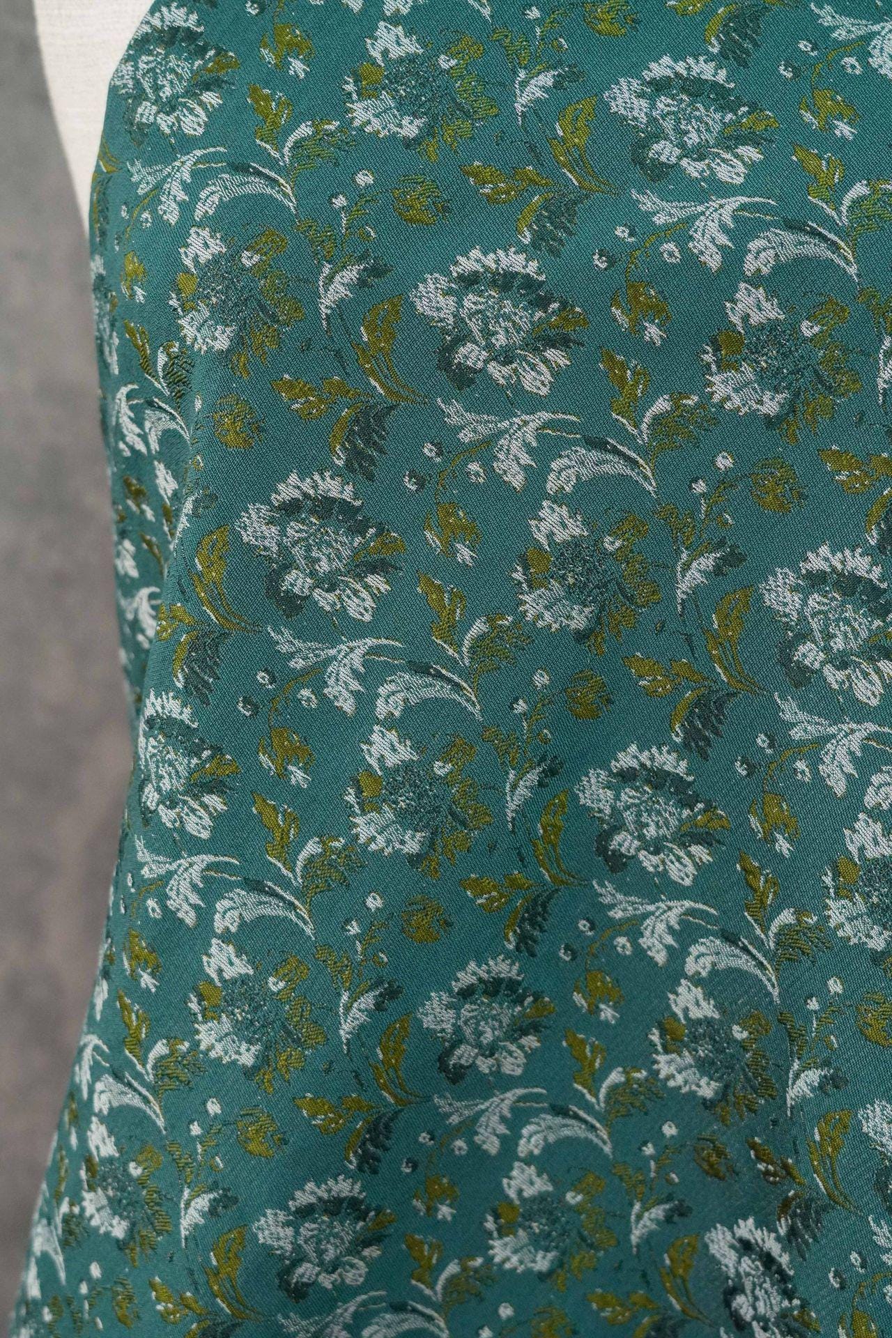 Tissu jacquard floral turquoise : matériau tissé couleur pour la couture et l'ameublement