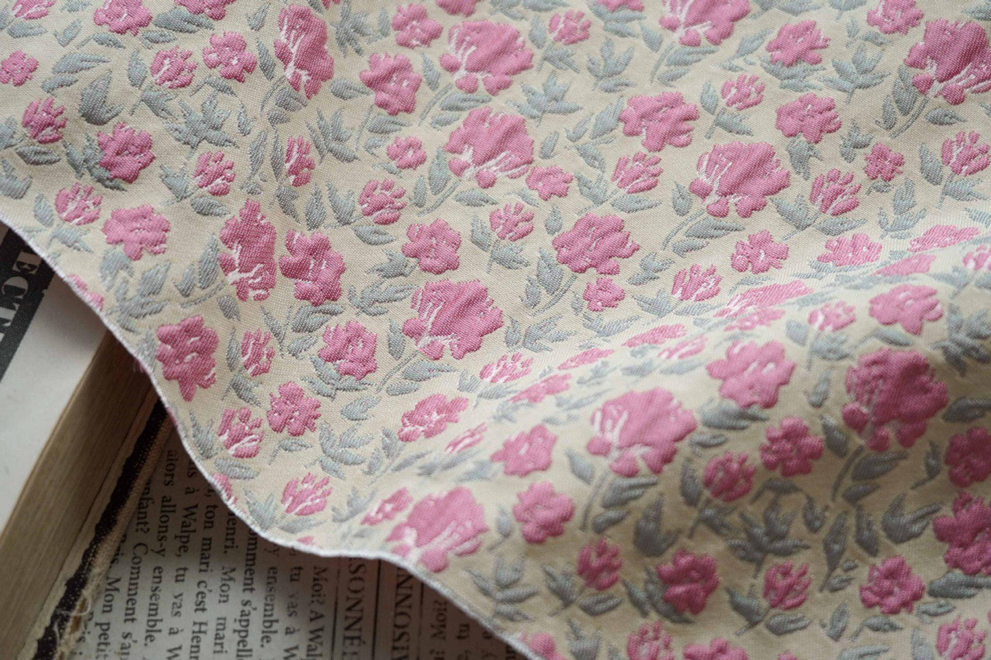 Tissu d'ameublement et de confection de robes jacquard à petits motifs floraux roses en relief, style champêtre, largeur 61 pouces