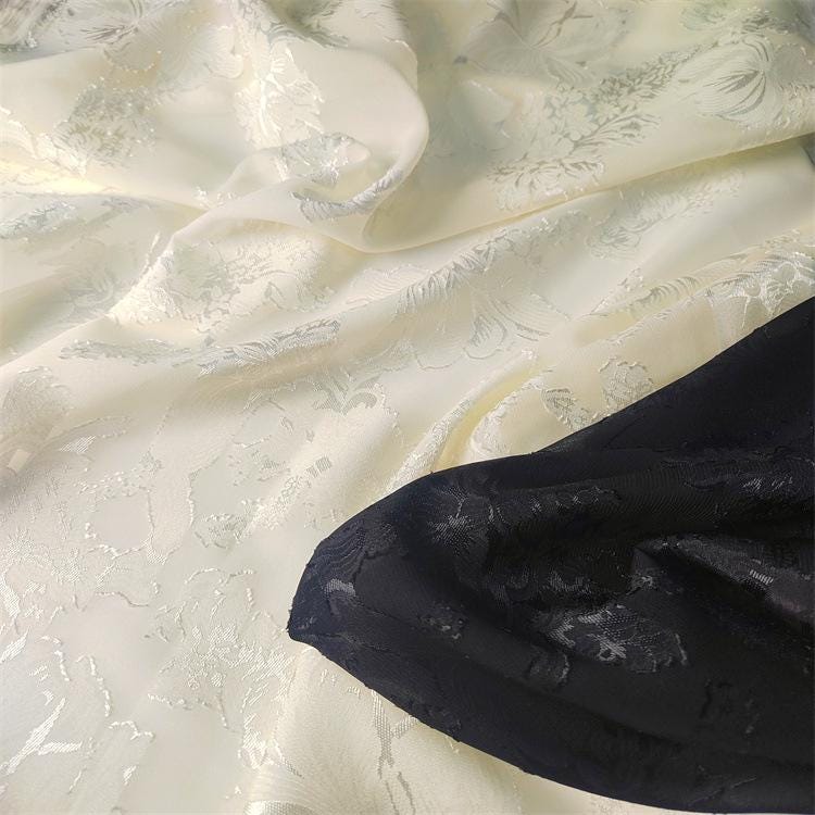 Tissu organza à fil argenté : texture jacquard 3D en relief - 145 cm de large
