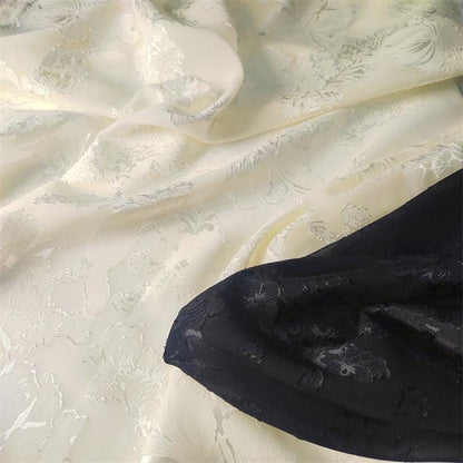 Tissu organza à fil argenté : texture jacquard 3D en relief - 145 cm de large