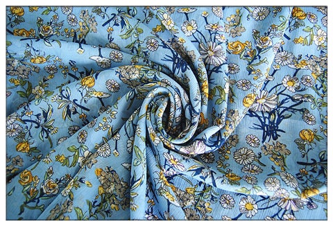 Crêpe bleu lac chrysanthème : 150 cm de large, satin de polyester, vendu au mètre
