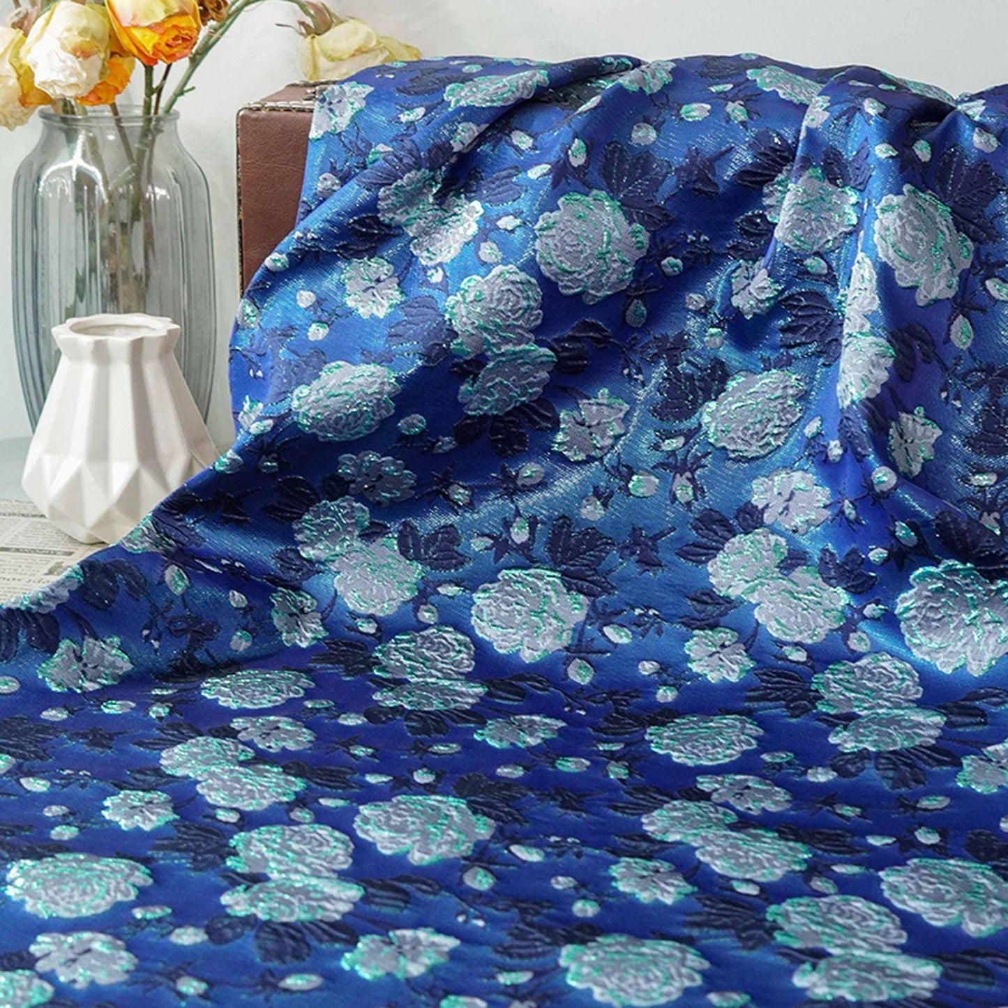 Tissu brocart jacquard vintage à roses bleues et fils dorés : matériel de couture pour projets DIY