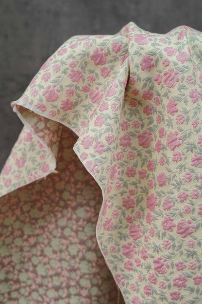 Tissu d'ameublement et de confection de robes jacquard à petits motifs floraux roses en relief, style champêtre, largeur 61 pouces