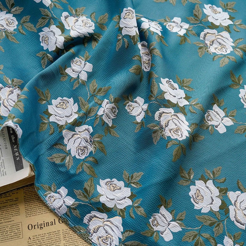 Tissu jacquard à motif floral bleu : tissu d'ameublement métallisé en relief, 160 cm de large