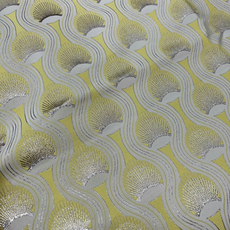 Tissu jacquard à motif plumes de paon : texture 3D avec fil doré (53 po de largeur)