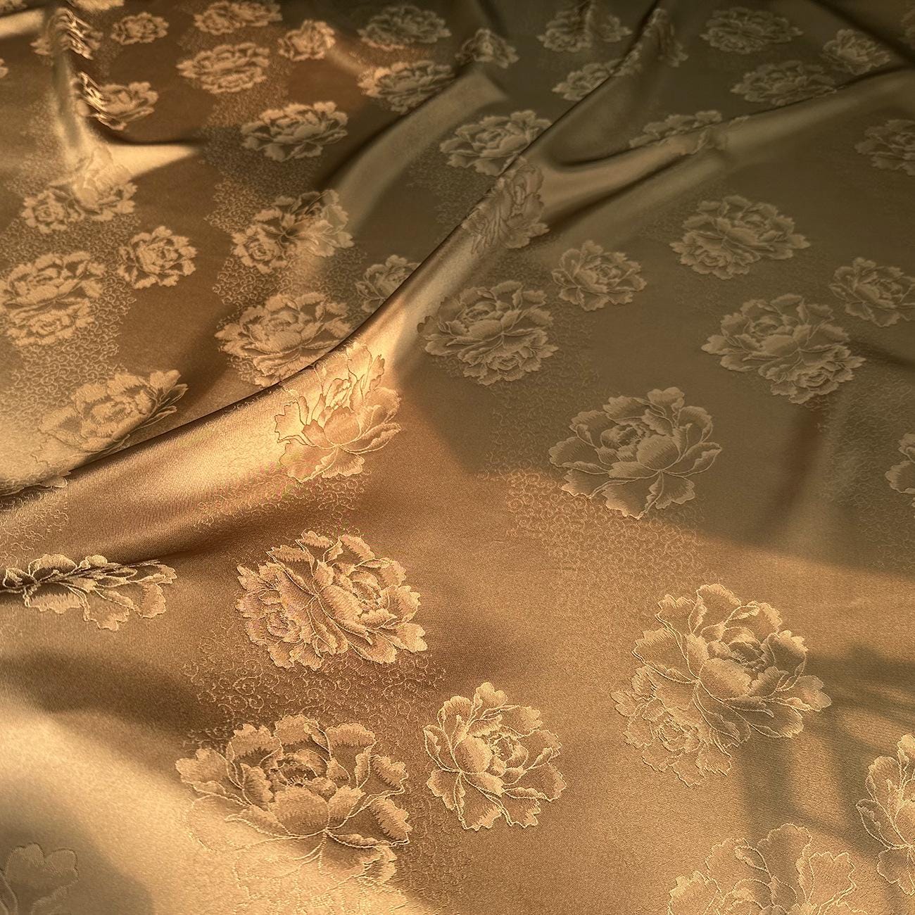 Tissu en rayonne damassé satiné jacquard pivoine : double face, 150 cm de large