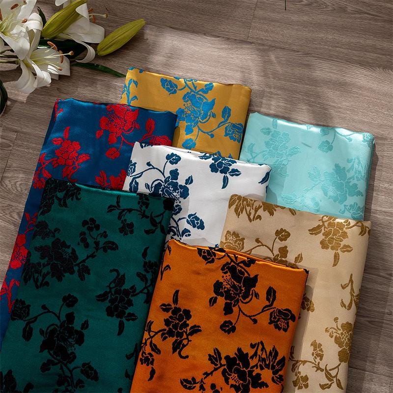 Brocart de soie brillant : motif de cuscute, largeur 147 cm (58 po) - Vendu au mètre