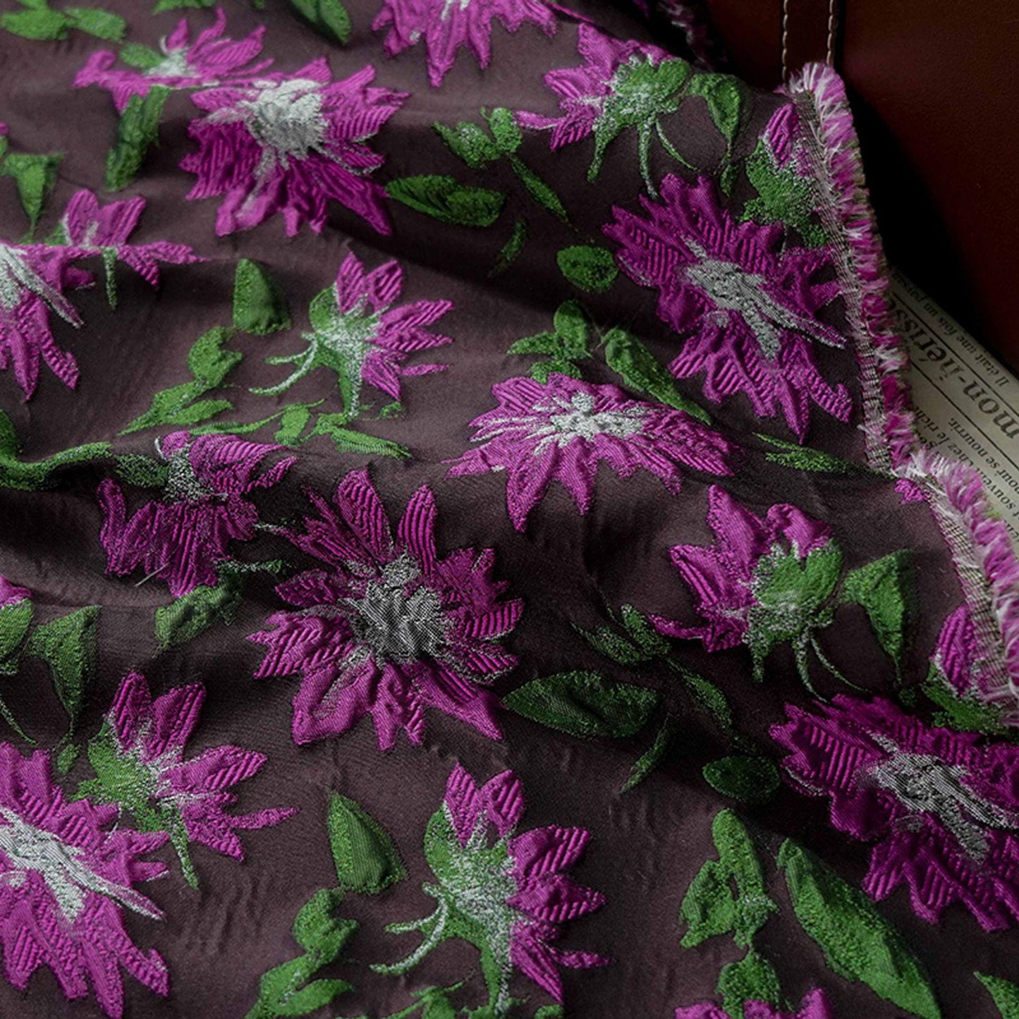 Tissu jacquard style campagne ��� Marguerites abstraites en relief ��� Ameublement, matelassage et grande largeur