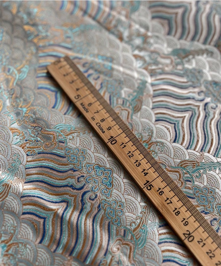 Tissu brocart à motif vagues océaniques : jacquard de rayonne de soie blanc argenté, 140 cm de large