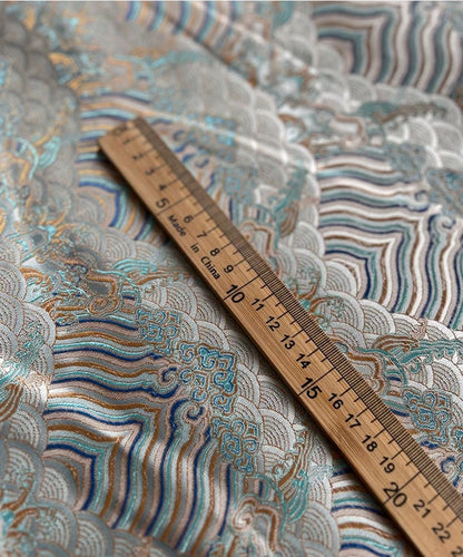 Tissu brocart à motif vagues océaniques : jacquard de rayonne de soie blanc argenté, 140 cm de large