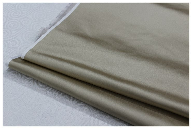 Brocart de soie uni : vert et gris argenté, largeur 74 cm, vendu au mètre
