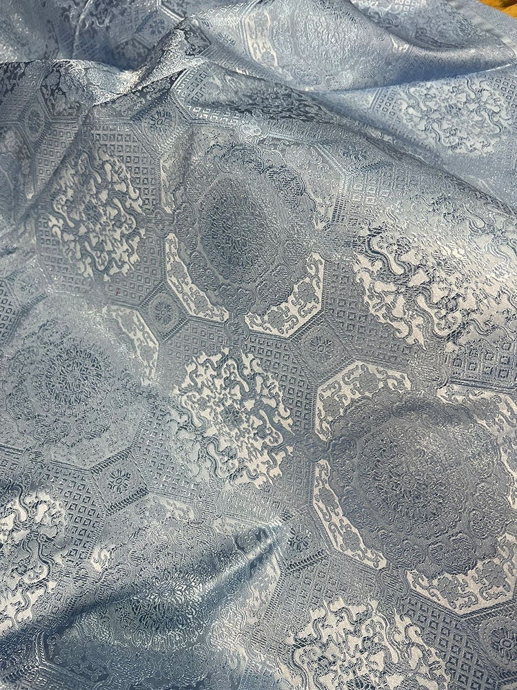 Tissu brocart floral Baoxiang de bon augure : Robes tibétaines, Sanctuaires (29,5 po L)