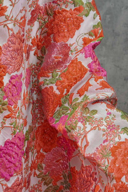 Tissu rose à motif floral en relief : mélange polyester-rayonne de 132 cm de large