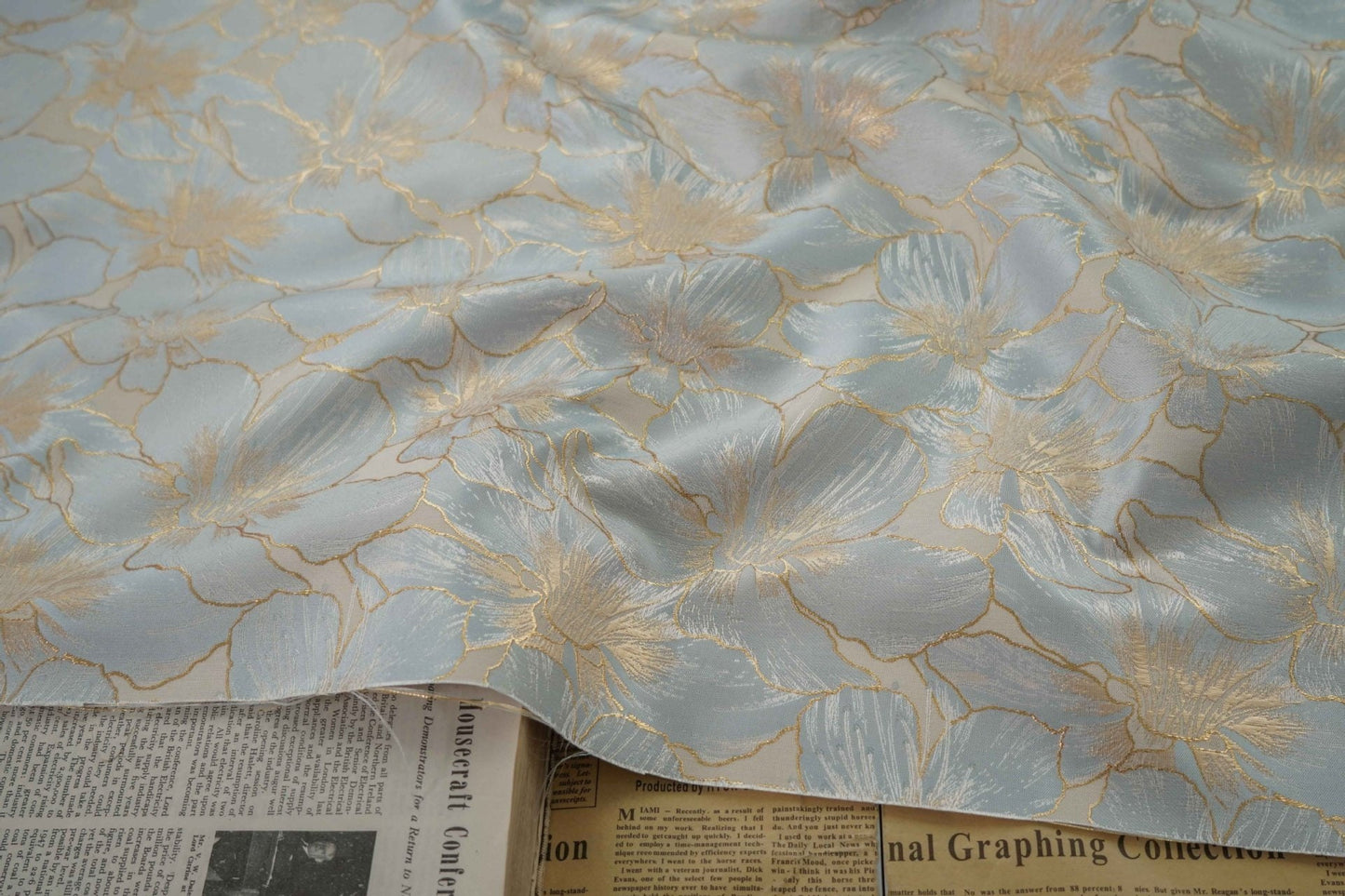 Tissu jacquard à broderie florale dorée : 162,5 cm de large. Idéal pour l’ameublement, les costumes et les rideaux. Vendu au mètre.